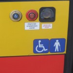 „Ciepły przycisk” służący do samodzielnego otwierania drzwi oraz wizualna informacja, że drzwi umożliwiają wjazd wózkom inwalidzkim.