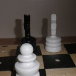 Szachownica oraz figury szachowe w jakie mogą grać osoby niewidome.